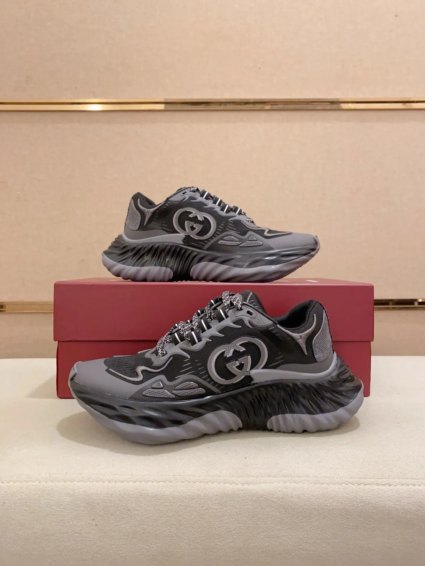 Men's shoes💰: 840💰High version of Gucci series couple's thick-soled sneakers! Gucci Gucci wave shoes Gucci's new designer has brought a new design, with a more comfortable foot feel and a new wave design. GUCCI's new Ripple wave shoes have an upper made of soft nappa leather and mesh. The foamed TPU midsole provides excellent comfort and feels like falling into the clouds. This new sports shoe adopts a thick-soled design, with a stitched leather upper and mesh, showing a full sense of technology. The two major brand logo details, the 3D-effect interlocking Double G leather patch and the Gucci letter metal hardware, inject a dazzling texture into the overall design. These shoes are crafted from silver metallic leather. Silver metallic leather, leather piping mesh details, Gucci lettering metal hardware, interlocking double G patch, lightweight rubber sole, top stitching and comes with a pair of shoelaces. Size: Women's 35-40 (can be customized to 34.41).        Male 39-44 (38.45 can be customized).